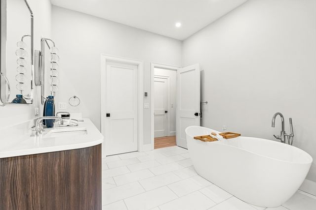 8 Oakdale Ave, Wellesley, MA 02482