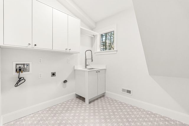 8 Oakdale Ave, Wellesley, MA 02482