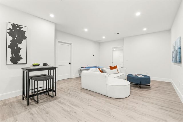 8 Oakdale Ave, Wellesley, MA 02482