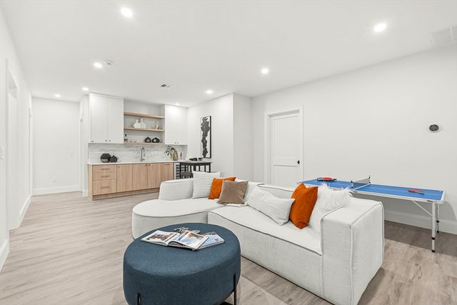 8 Oakdale Ave, Wellesley, MA 02482