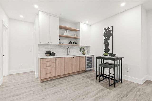 8 Oakdale Ave, Wellesley, MA 02482