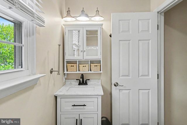 4016 WASHINGTON DR, Upper Chichester, PA 19061