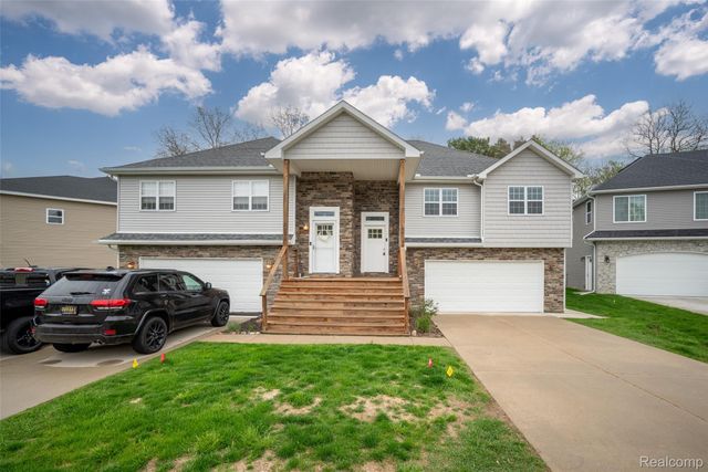 190 Whispering Pines Drive, Fenton, MI 48430