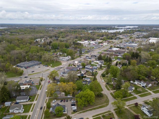 190 Whispering Pines Drive, Fenton, MI 48430
