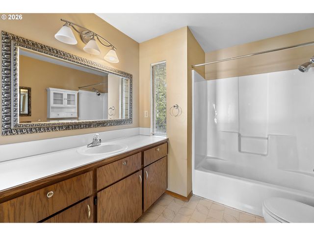 8414 Sw LANGTREE St, Portland, OR 97224
