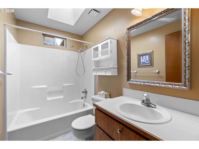 8414 Sw LANGTREE St, Portland, OR 97224