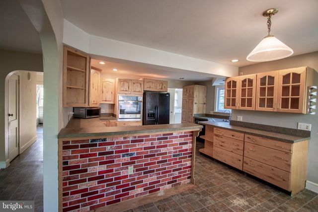 14 CREST AVE, Lancaster, PA 17602
