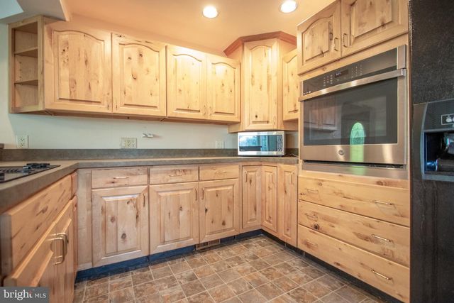 14 CREST AVE, Lancaster, PA 17602