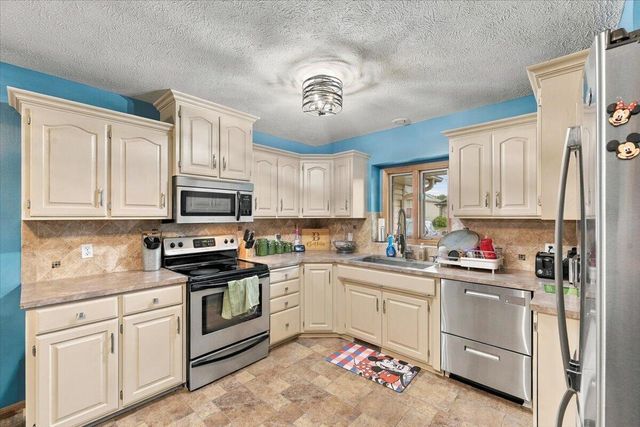 2710 TARA HILLS Street, Council Bluffs, IA 51503