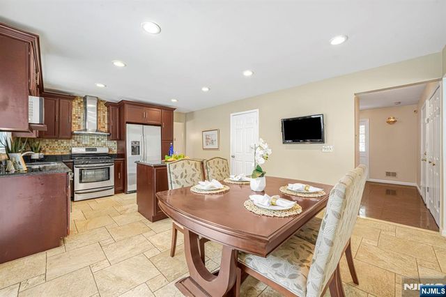 45 Holyoke Court, Wayne, NJ 07470