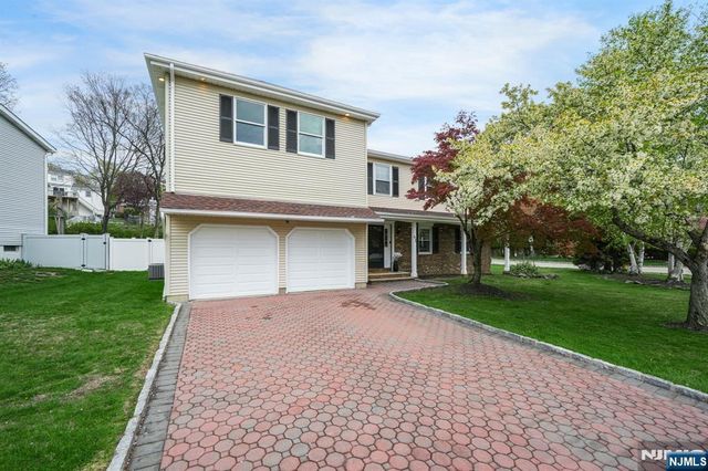 45 Holyoke Court, Wayne, NJ 07470