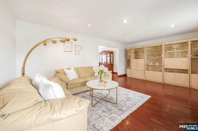 45 Holyoke Court, Wayne, NJ 07470