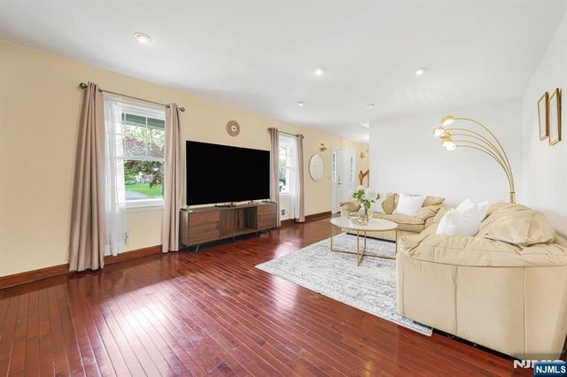 45 Holyoke Court, Wayne, NJ 07470