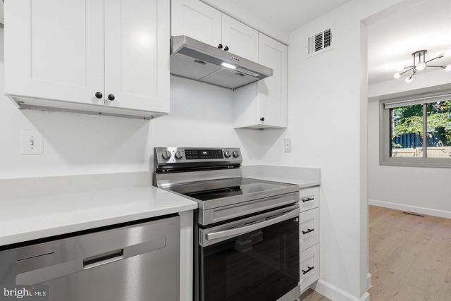 5872 KARA PL, Burke, VA 22015
