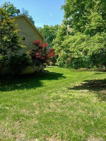 92 Scotland Hill Road, Chestnut Ridge, NY 10977