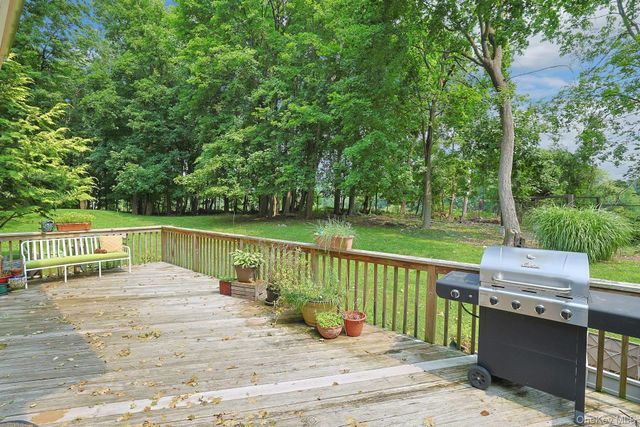 92 Scotland Hill Road, Chestnut Ridge, NY 10977