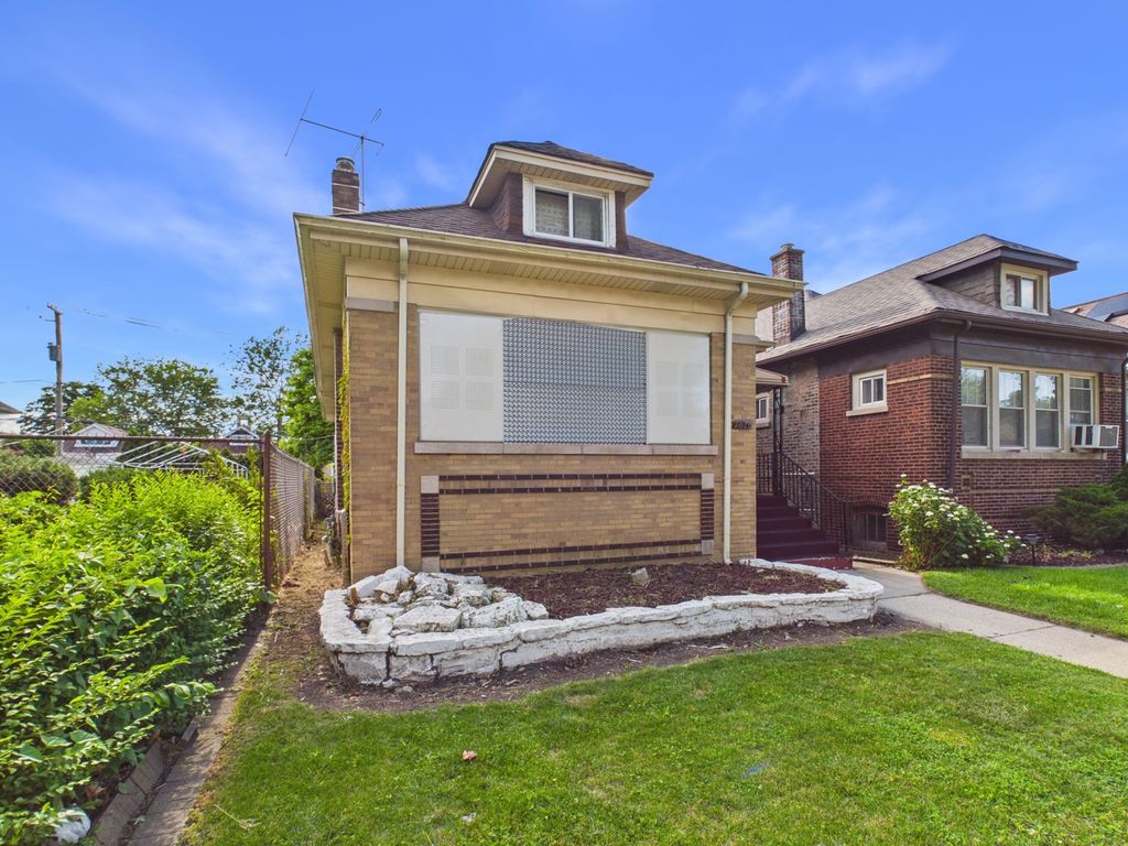 7826 S Paxton Avenue, Chicago, IL 60649 — photo 2