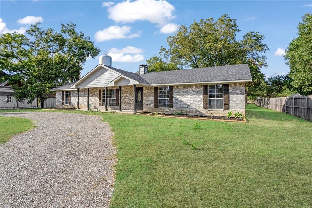 108 W College Street, Leonard, TX 75452