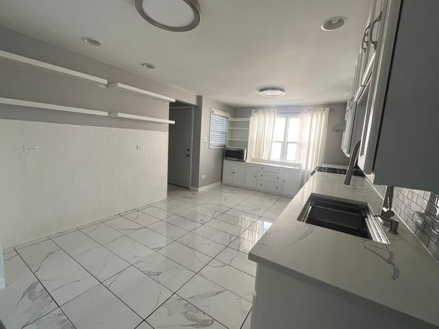 7934 S KOMENSKY Avenue, Chicago, IL 60652