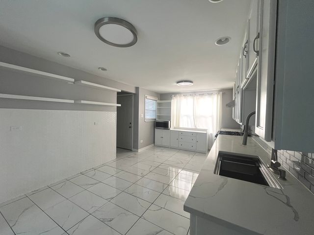 7934 S KOMENSKY Avenue, Chicago, IL 60652