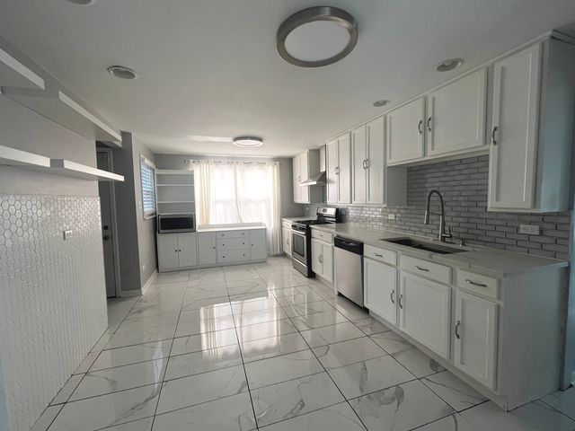 7934 S KOMENSKY Avenue, Chicago, IL 60652