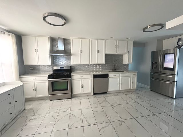 7934 S KOMENSKY Avenue, Chicago, IL 60652