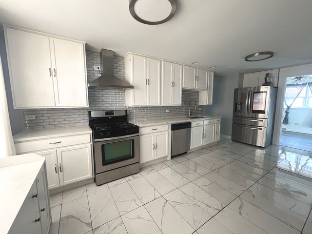 7934 S KOMENSKY Avenue, Chicago, IL 60652