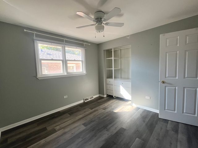 7934 S KOMENSKY Avenue, Chicago, IL 60652
