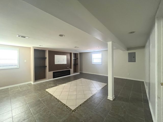 7934 S KOMENSKY Avenue, Chicago, IL 60652