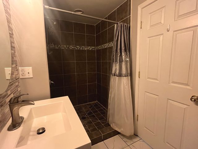 7934 S KOMENSKY Avenue, Chicago, IL 60652
