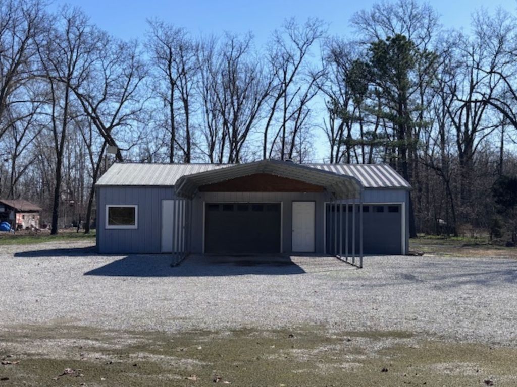 Image 1 of property listing at 1860 N Broadway Avenue, Salem, IL 62881