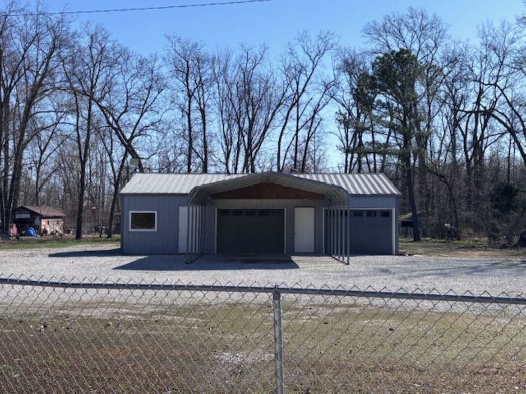 Image 2 of property listing at 1860 N Broadway Avenue, Salem, IL 62881