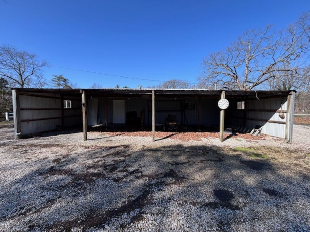 Image 3 of property listing at 1860 N Broadway Avenue, Salem, IL 62881
