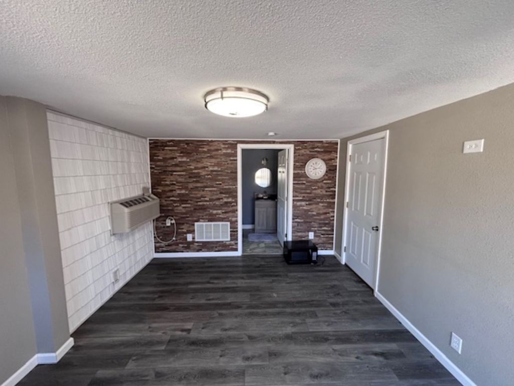Image 4 of property listing at 1860 N Broadway Avenue, Salem, IL 62881