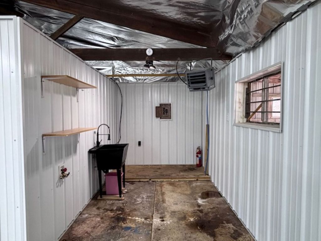 Image 5 of property listing at 1860 N Broadway Avenue, Salem, IL 62881