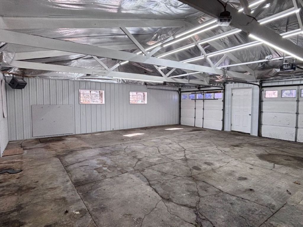 Image 6 of property listing at 1860 N Broadway Avenue, Salem, IL 62881