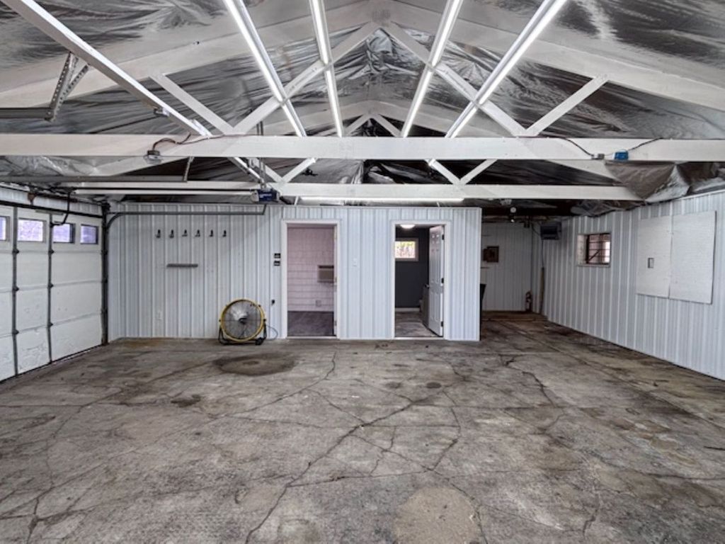Image 8 of property listing at 1860 N Broadway Avenue, Salem, IL 62881