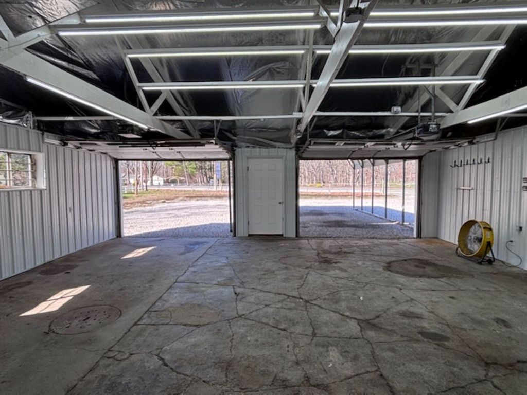 Image 10 of property listing at 1860 N Broadway Avenue, Salem, IL 62881
