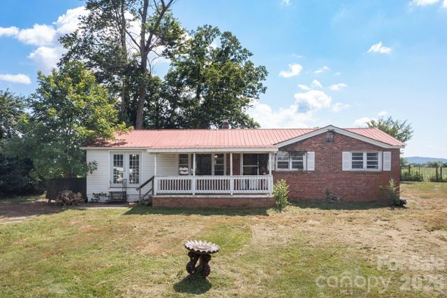 86 Sterling Drive, Mills River, NC 28759