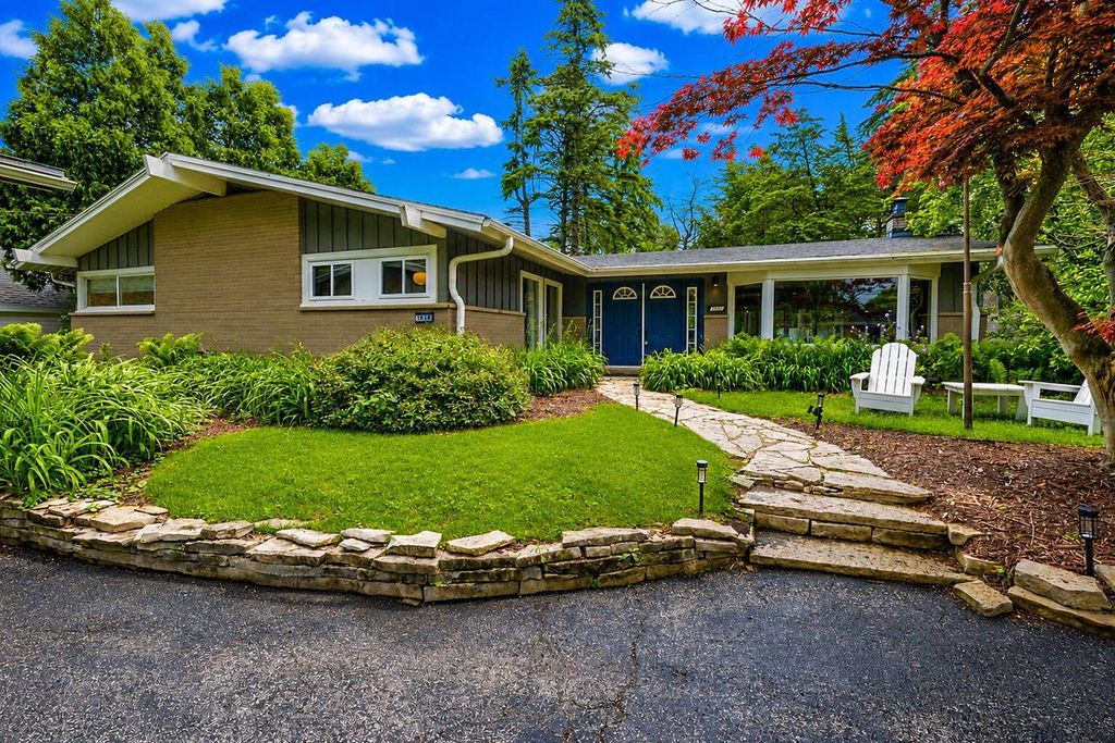 1030 W Riverview DRIVE, Glendale, WI 53209