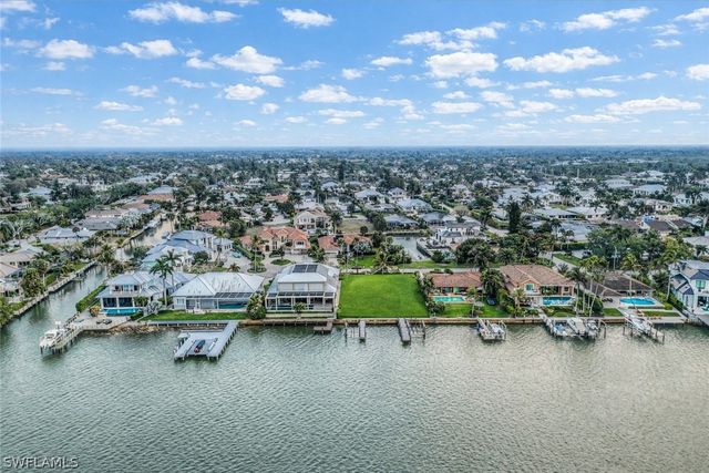 1535 Dolphin LN, Naples, FL 34102