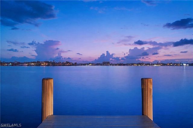 1535 Dolphin LN, Naples, FL 34102