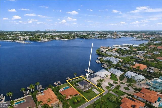 1535 Dolphin LN, Naples, FL 34102