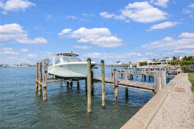 1535 Dolphin LN, Naples, FL 34102