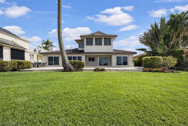 1535 Dolphin LN, Naples, FL 34102