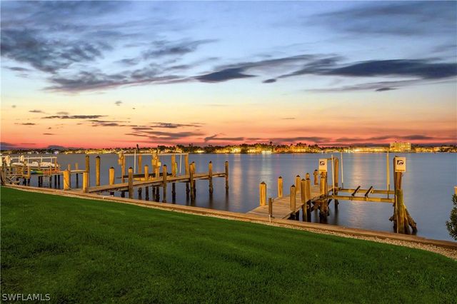 1535 Dolphin LN, Naples, FL 34102