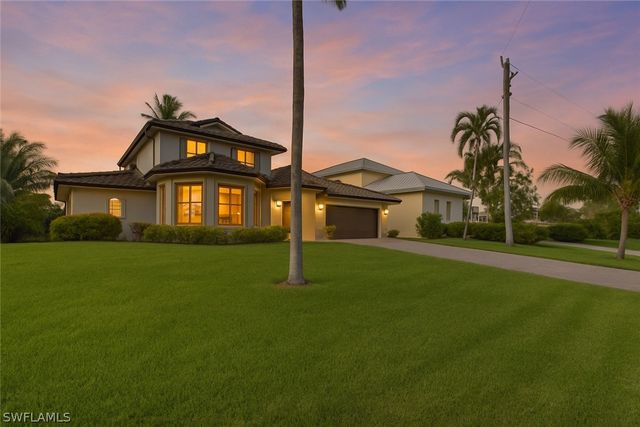 1535 Dolphin LN, Naples, FL 34102