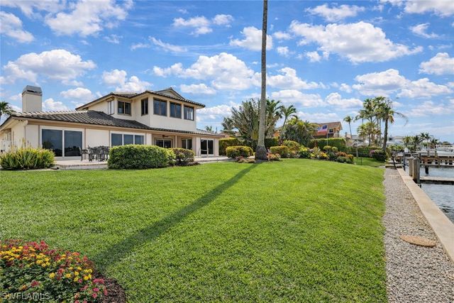 1535 Dolphin LN, Naples, FL 34102