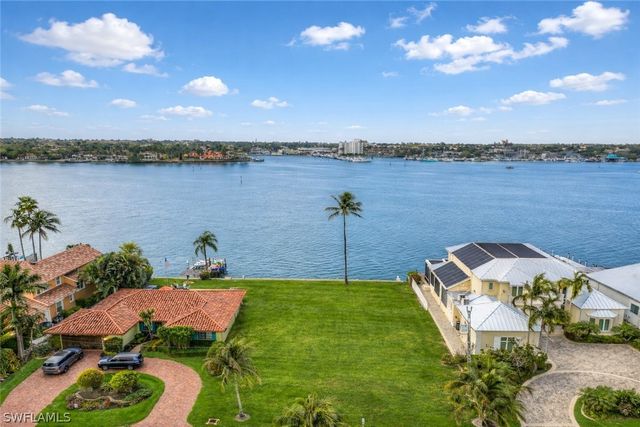 1535 Dolphin LN, Naples, FL 34102