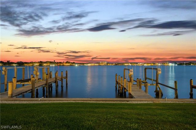 1535 Dolphin LN, Naples, FL 34102